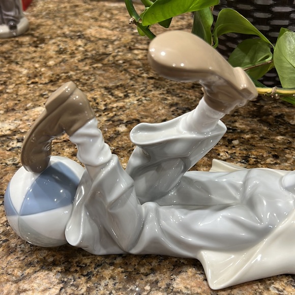 Llardo collectible large clown Well usually posing with a ball - Picture 4 of 10